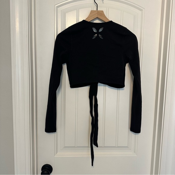 Gigi C Sport Wrap Top Cropped Black Cut Out Athletic Workout Gym Size Medium - Picture 4 of 7
